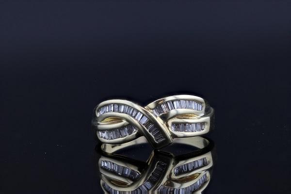 Estate 10K Yellow Gold Overlapping Channel Set Baguette .75 Cttw Diamond Ring